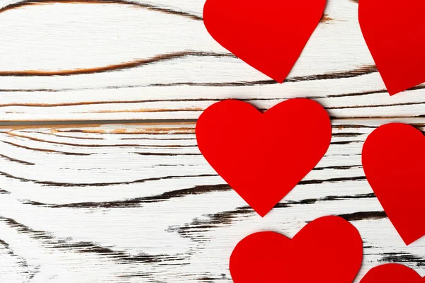 Corazón de papel rojo sobre fondo de madera de cerca — Foto de Stock