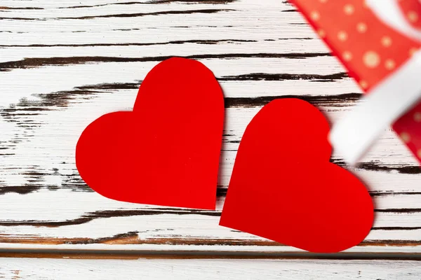 Rode papieren hartjes op houten achtergrond close-up — Stockfoto