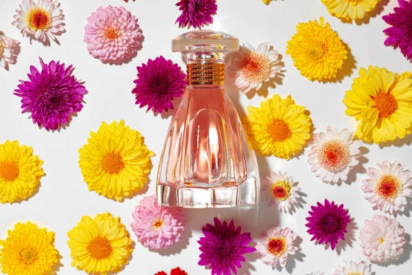 Parfum fles voor vrouwen in bloemknoppen — Stockfoto