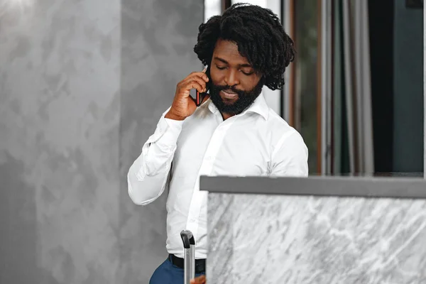 Afro affärsman i vit skjorta talar i telefon — Stockfoto