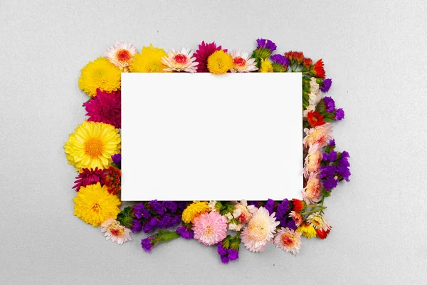Пустая бумага с копировальным пространством и цветочными бутонами — стоковое фото