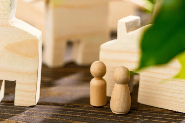 Petits hommes en bois et maison miniature gros plan — Photo