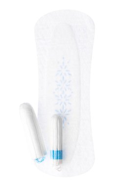 Kadın hijyenik pedleri ve tamponları beyaza izole edilmiş.