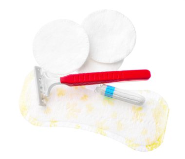 Beyaz arka planda izole edilmiş kadın hijyenik ürünleri