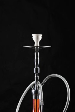 Siyah arkaplanda izole edilmiş yeni nargile, boşluğu kopyala
