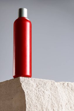 Gri briket üzerindeki kozmetik kavanozu kapat