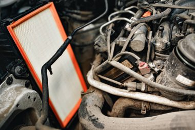 Arabanın kaputunun altındaki kirli motor.