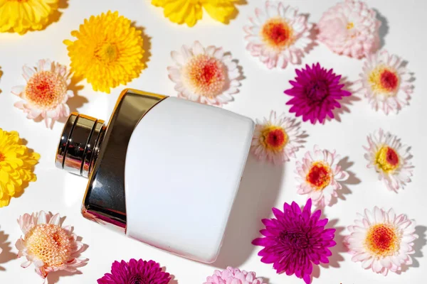 Parfum fles voor vrouwen in bloemknoppen — Stockfoto