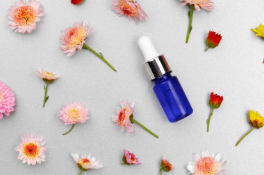 Çiçek tomurcuklarındaki kozmetik yağ şişesi.