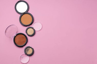 Göz farı seti pembe üzerine makyaj ürünleri
