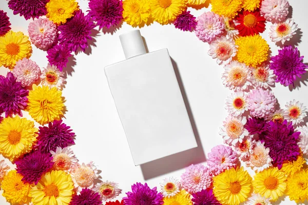 Fles van geur omgeven door bloemknoppen — Stockfoto