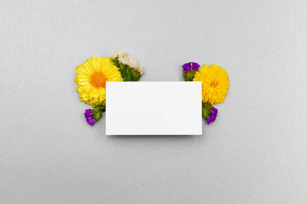 Papel em branco com espaço de cópia e botões de flores — Fotografia de Stock