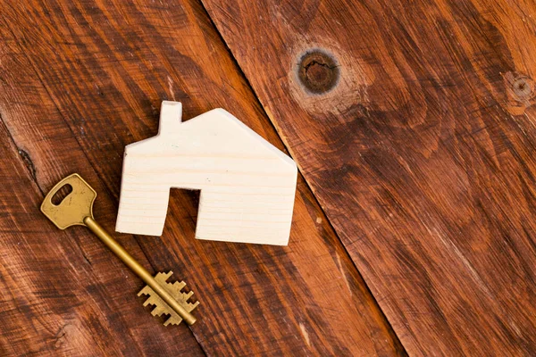 Jouet en bois maison et clés de maison fermer — Photo