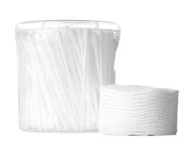 Pamuk pedler ve pamuk tomurcukları beyaz arka planda izole