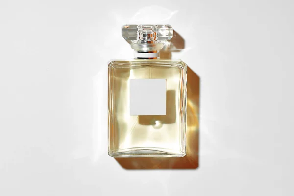 Butelka szklana z perfumami na szarym tle — Zdjęcie stockowe