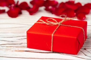 Tahta masada Sevgililer Günü için paketlenmiş bir hediye.