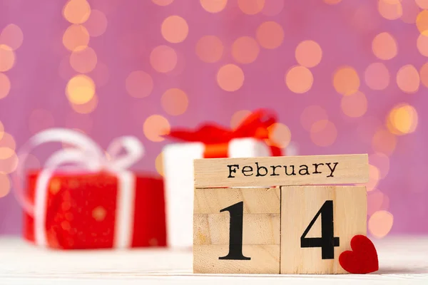 Calendario in legno 14 febbraio su sfondo rosa bokeh — Foto Stock