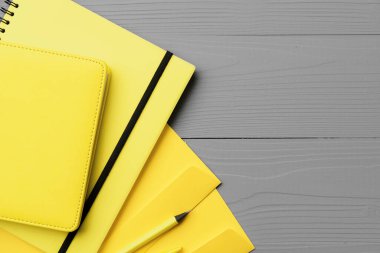 Gri ahşap arkaplan görünümündeki sarı not defteri