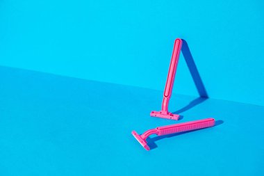 Mavi arka planda tek kullanımlık jiletler, stüdyo çekimi.