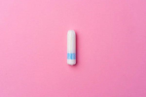 Tampón femenino higiénico sobre fondo rosa —  Fotos de Stock