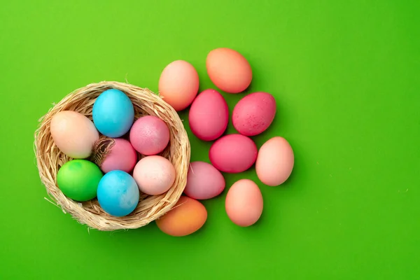 Ovos de Páscoa em um ninho em fundo verde — Fotografia de Stock