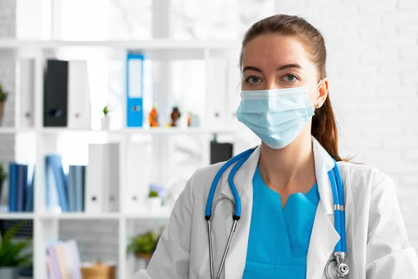 Portret młodej kobiety lekarz lub pracownik medyczny noszący maskę — Zdjęcie stockowe