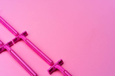 Pembe arka plan görünümünde tek kullanımlık kadın jiletleri