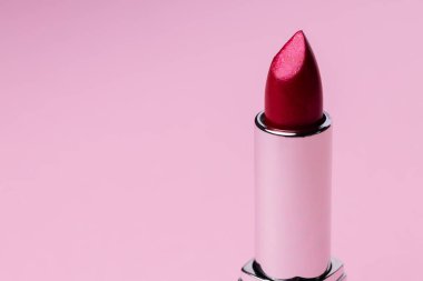 Pembe arkaplanda dudak makyaj ürünü