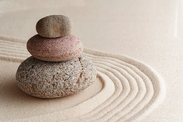 Piedras sobre arena, meditación japonesa zen garden — Foto de Stock