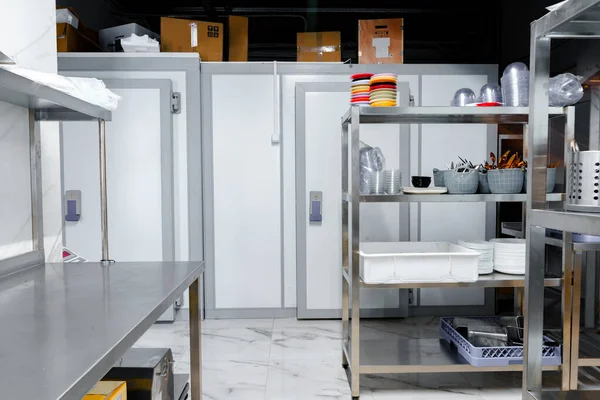 Eletrodomésticos na cozinha profissional em um restaurante — Fotografia de Stock