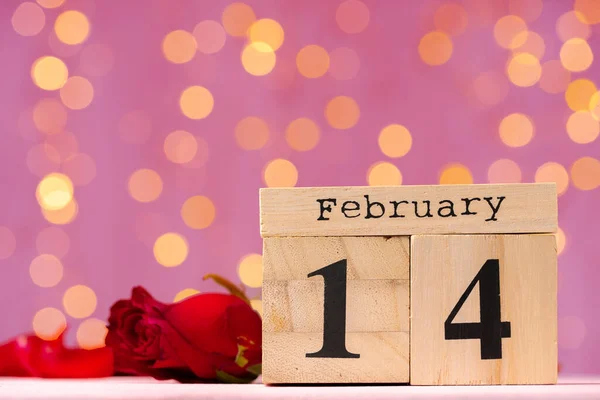 Calendario in legno 14 febbraio su sfondo rosa bokeh — Foto Stock