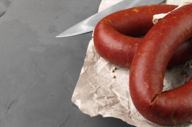 Gri arkaplanda parşömen üzerinde et sosisi