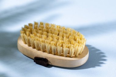 Gri arkaplanda cilt masajı fırçası