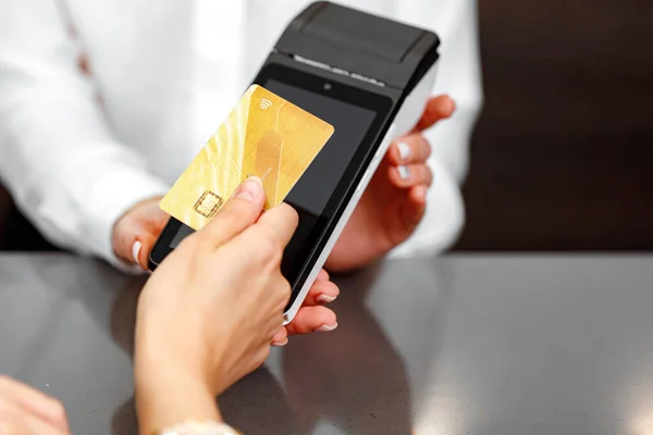 Gros plan de la main du client payant avec une carte de crédit sans contact — Photo