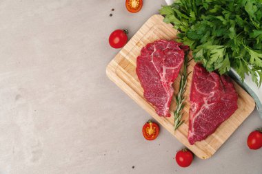 Tahtada çiğ et filetosu.