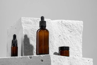 Gri beton blokta cilt kozmetik kavanozu