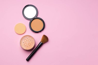 Dekoratif kozmetik yüz pudrası ve fırça yakın