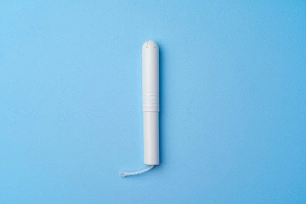 Hygienisk kvinnelig tampong på blå bunn – stockfoto
