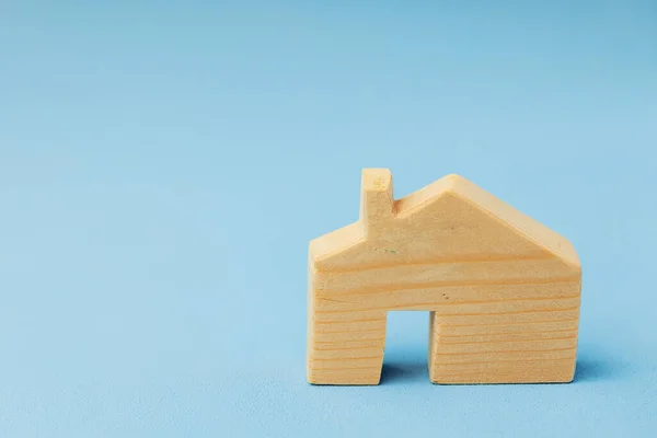 Maison en bois miniature sur fond bleu gros plan — Photo