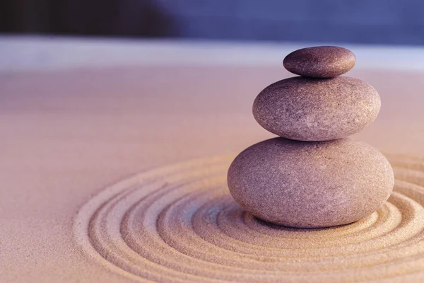 Kamienie na piasku, japońska medytacja zen garden — Zdjęcie stockowe