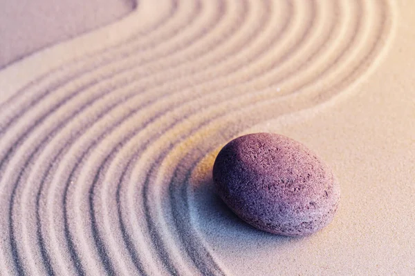 Meditación zen jardín con piedras sobre arena — Foto de Stock