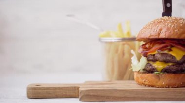 Sodayla servis edilen taze lezzetli hamburger ve beyaz masada kızarmış patates.