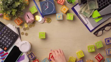 Kelime Market üst görünümü ile ahşap küpleri kadın el düzenleme