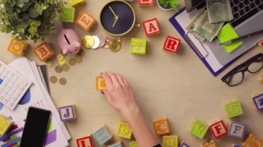 Kadın, Stock 'un üst görüşüyle ahşap küpleri düzenliyor.