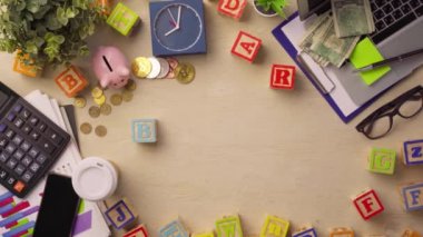 Kelime dağarcığıyla ahşap küpleri düzenleyen kadın üst görünümü