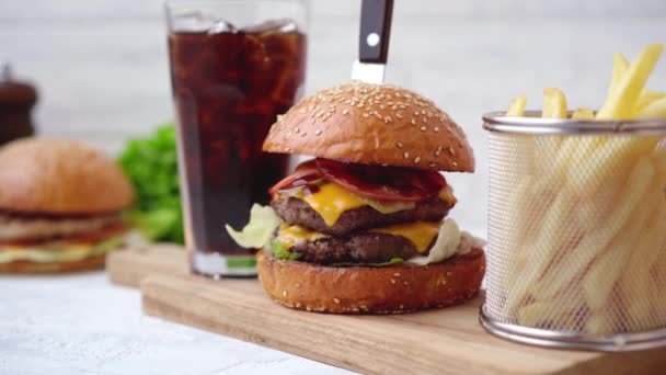 Burger proaspăt gustos servit cu sifon și cartofi prăjiți pe masă albă — Videoclip de stoc