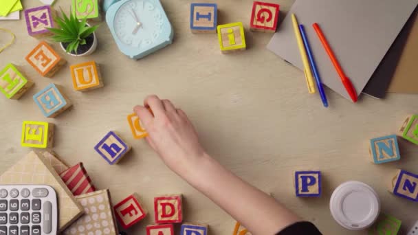 Femme main arranger des cubes en bois avec mot HOMEWORK vue de dessus — Video