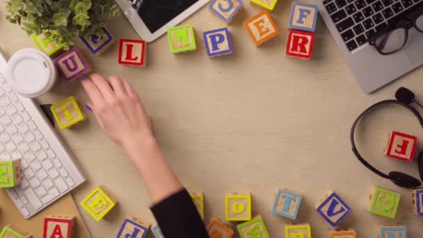 Kelime destekleyici üst görünümü ile ahşap küpleri düzenleyen kadın — Stok video