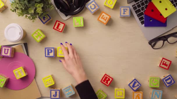 Femme main arrangeant cubes en bois avec mot PODCAST vue de dessus — Video
