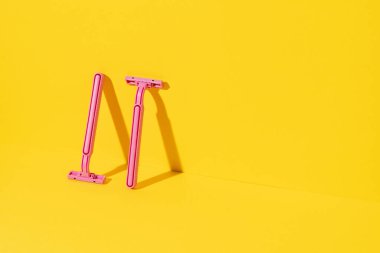 Sarı renkli tek kullanımlık tıraş aletlerinin stüdyo çekimi